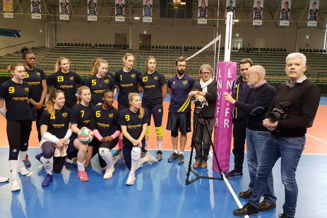 L'équipe féminine de volley-ball de Nantes avec Guillaume, Michel Tousain et l'équipe de tournage Tête de l'Emploi