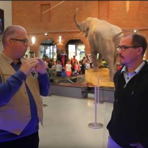 Jeremy en train de signer auprès de visiteurs sourds et malentendants du Museum d'histoire naturelle